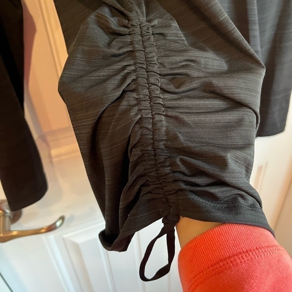 JOE Fresh Workout top long sleeve LARGE grey rouching on hips - Picture 7 of 8